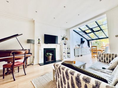 Luxury London Stay w Parking and Garden