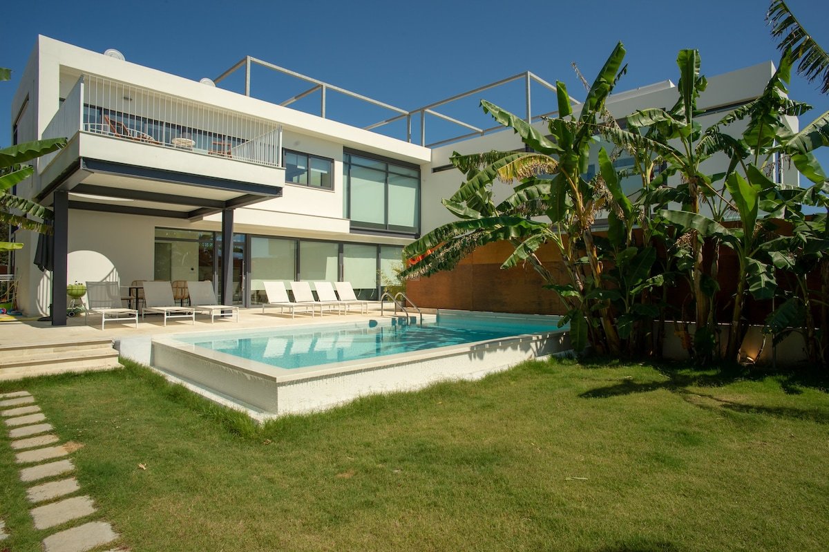 NRG Villa, Superior Design, 5′ on foot from beach! gallery image 4