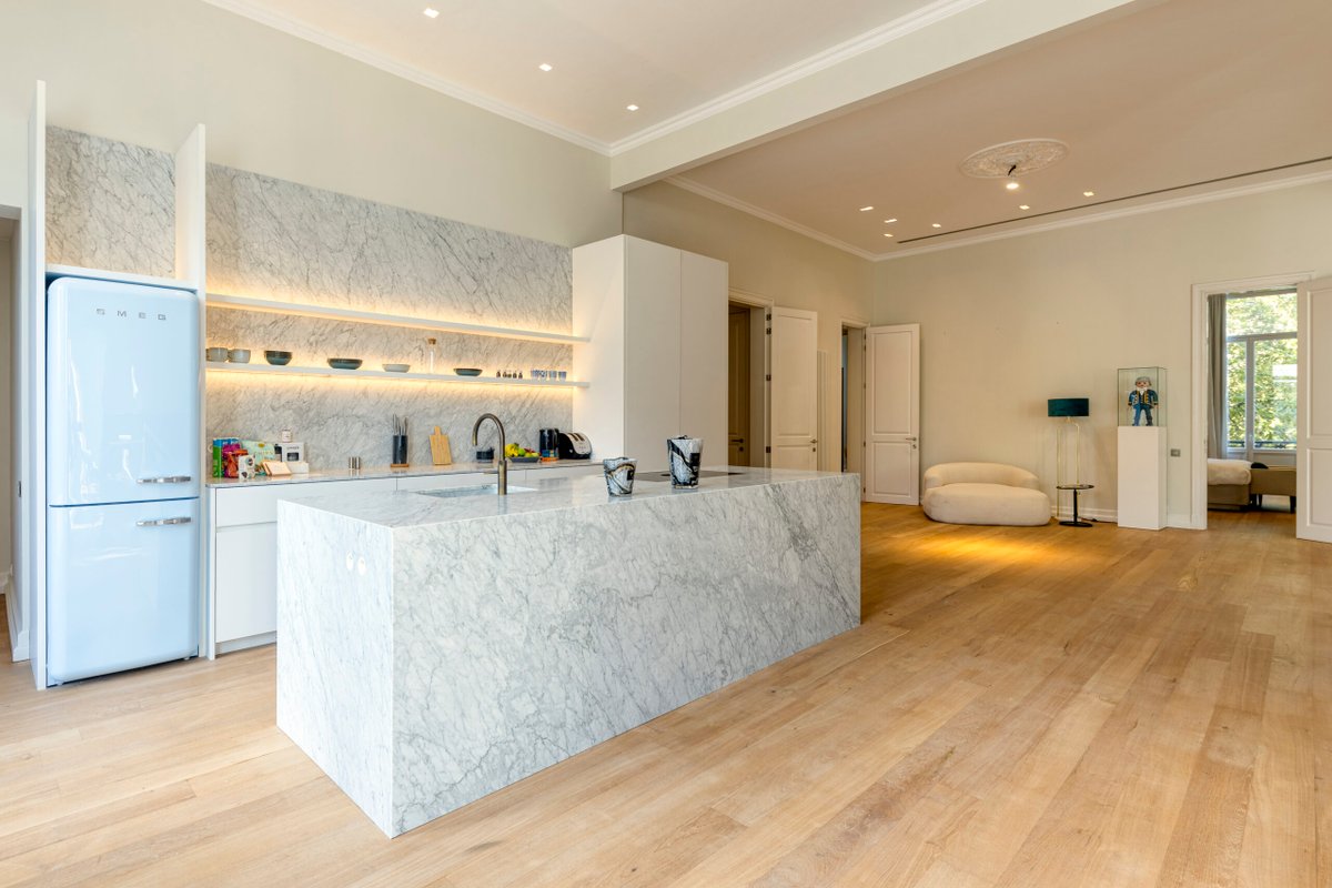 Ultra Luxury 3-bed/3-bath apartment, top location