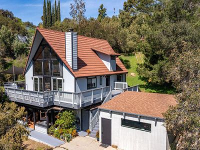 A-frame stunner 4 miles to beach, views, decks