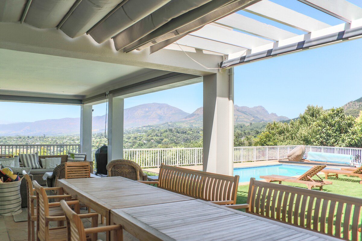 Spacious entertainment home with spectacular views gallery image 4