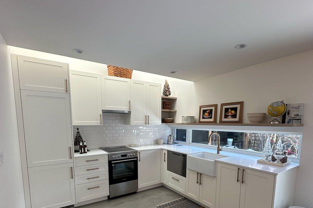 Charming Country Home West Pt Grey, UBC, Kits. gallery image 4