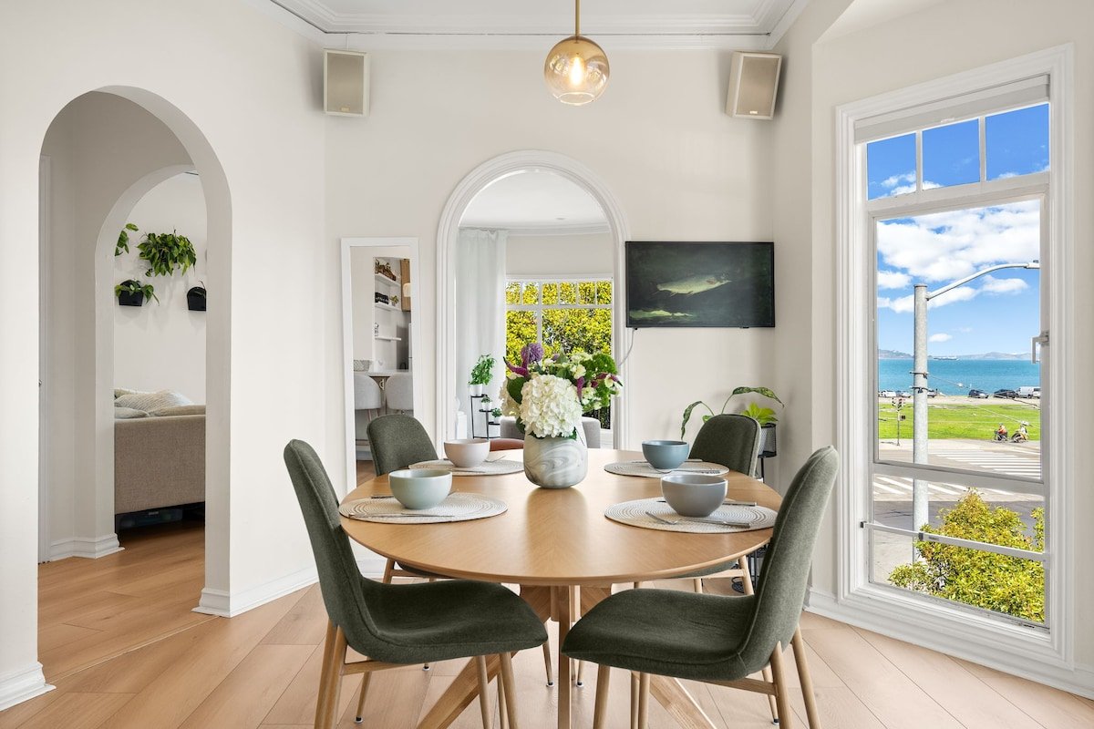 Stunning views, top location, clean, safe gallery image 4