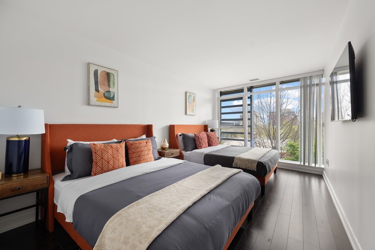 Luxury 4BR Home | King Bed| Sleeps 12 w/ Parking! gallery image 3