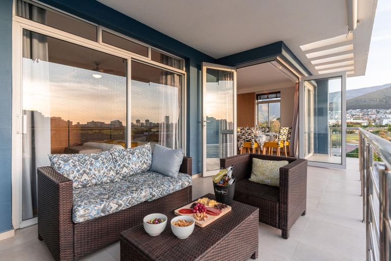 Emerald Horizon Mouille Point - Views & Location