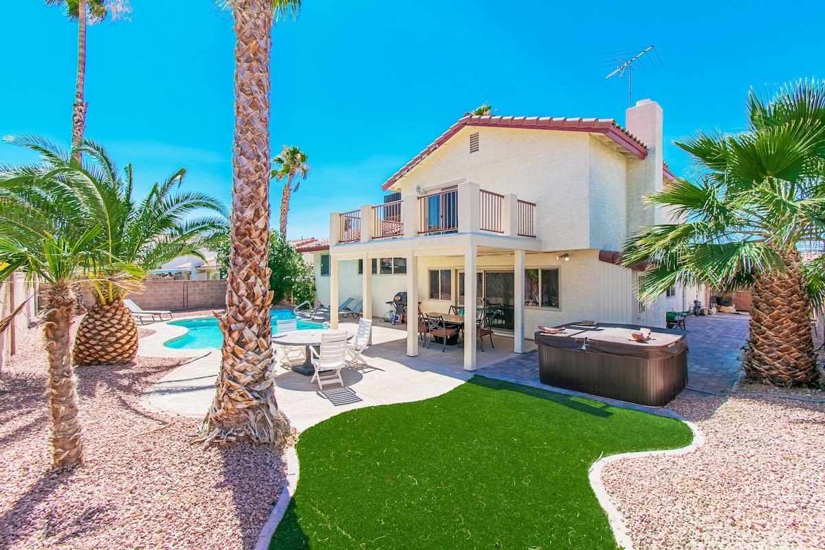 2.5mi to strip, Pool Jacuzzi! Discounts Available gallery image 2