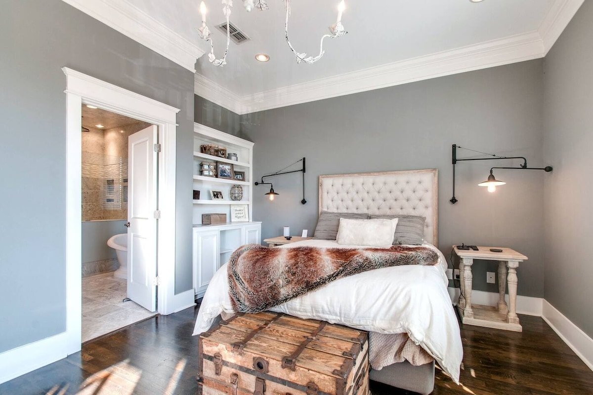 Entire home w/ rooftop hot tub & skyline views gallery image 3