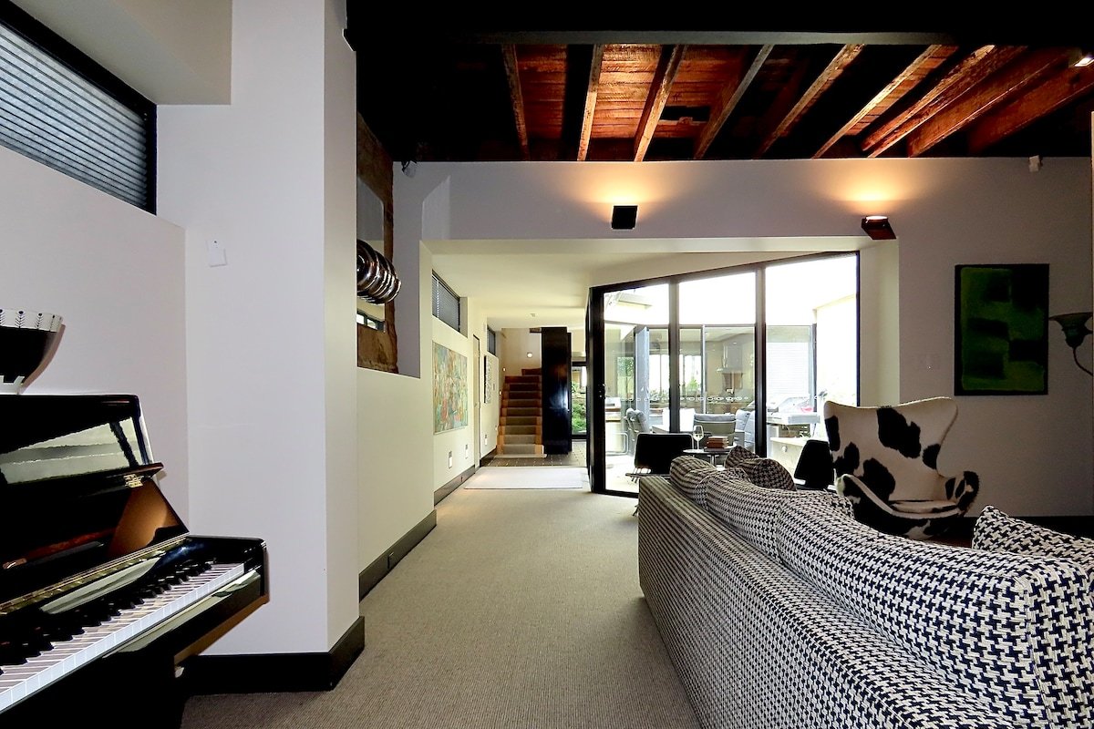 Elegant Inner-City Home: Experience Urban Luxury gallery image 4