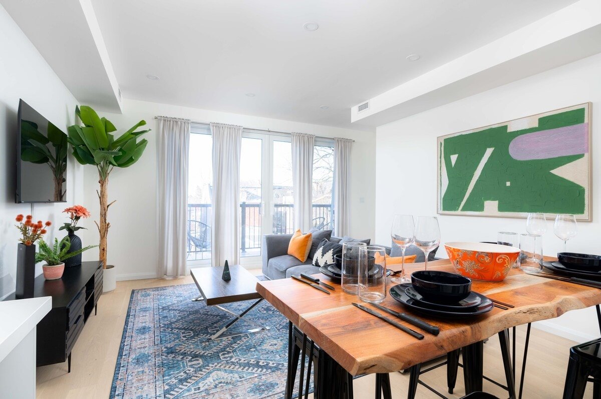 Stylish Townhome Apartment at Bathurst & College! gallery image 3