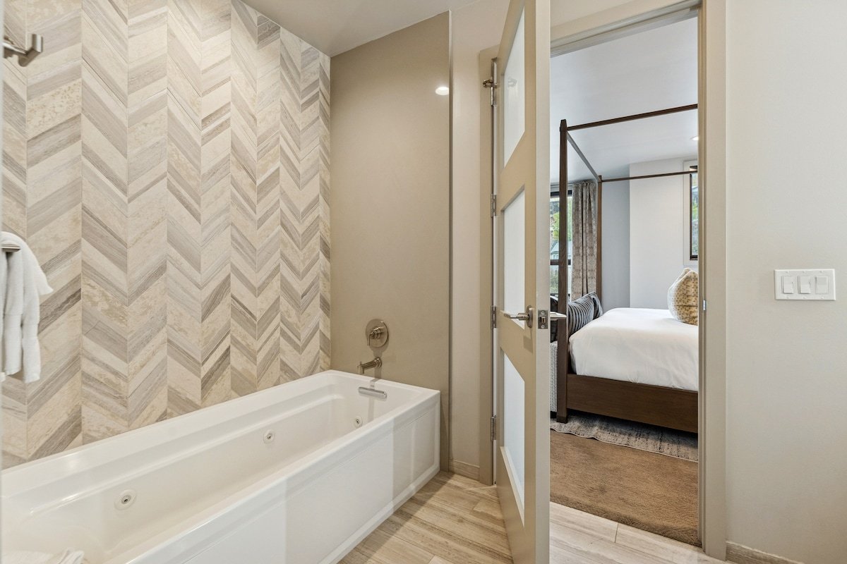 Walk to Ski, Main Street Luxury Retreat gallery image 2