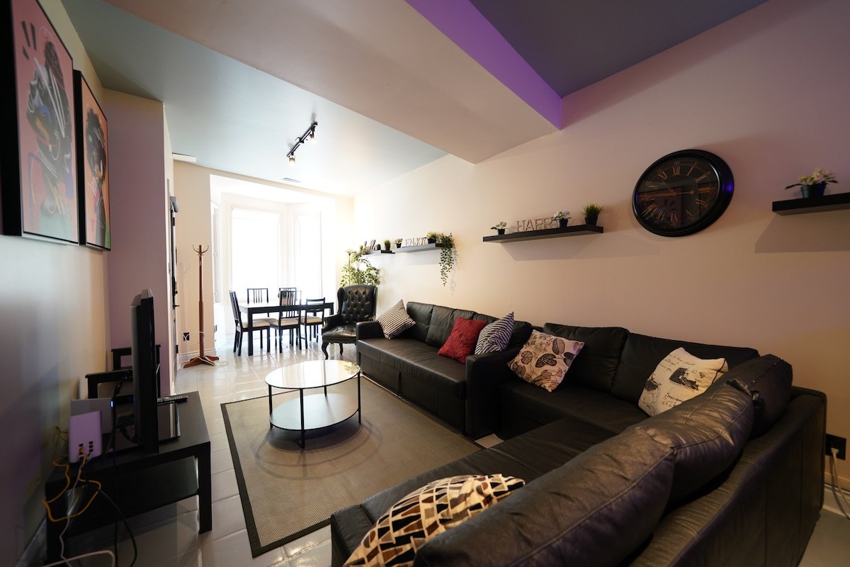 Unique King West Casa Sleeps 14 With 2 Parking gallery image 4