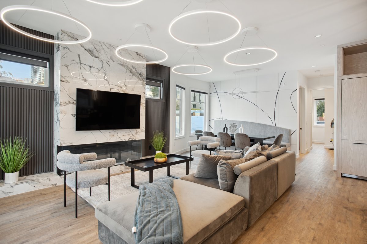 Luxury 3 Bed Downtown Home Near Beach w Parking