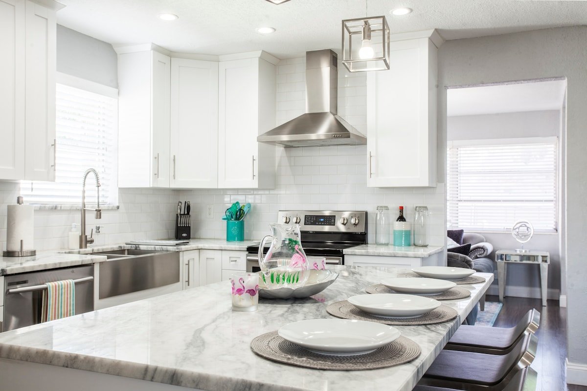 Spacious 4/3 Large Pool Home :parking, BBQ WIFI! gallery image 5