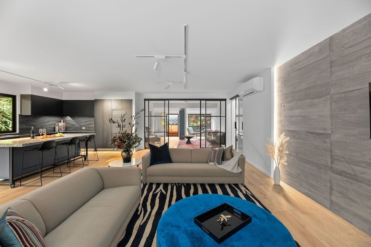 Super-Sized Luxury – Spa, Sauna, Steps to Trails gallery image 2