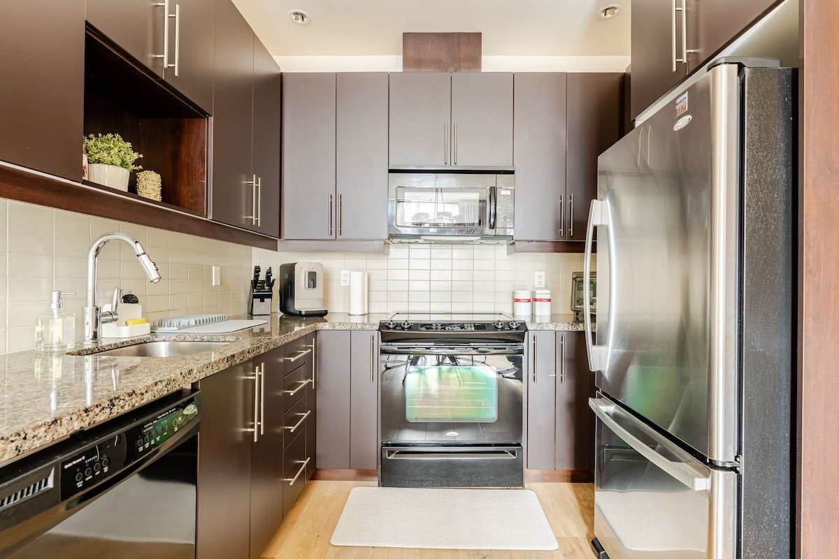 Cozy & Modern Escape Near Yorkville gallery image 4