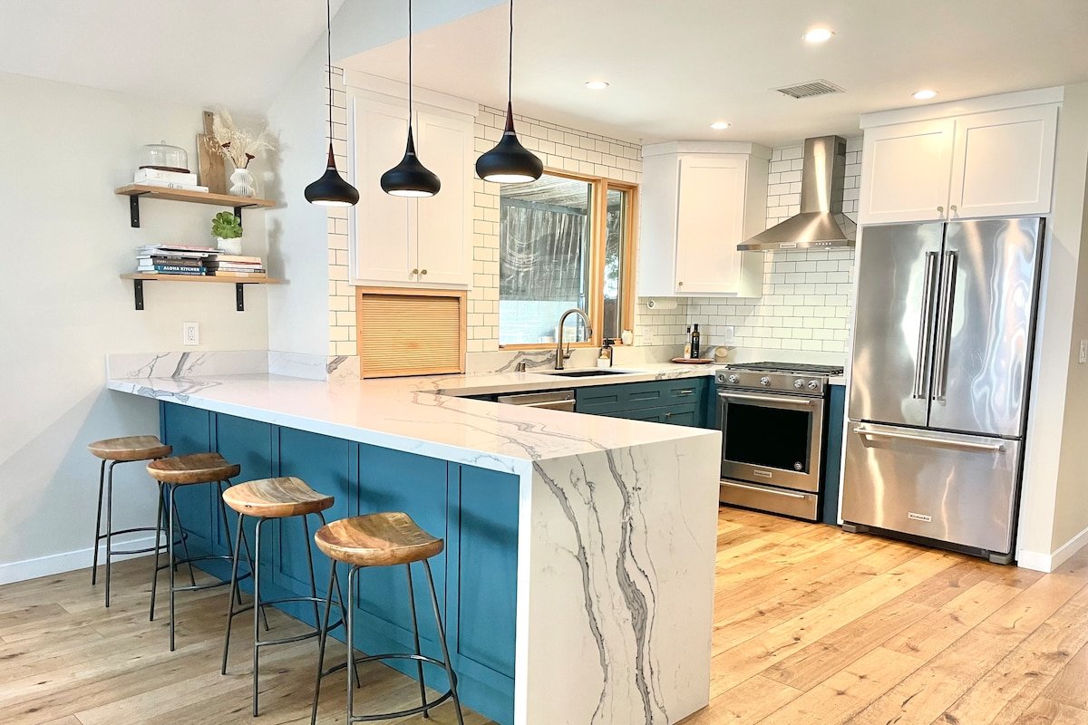 Stylish La Cañada Home gallery image 4