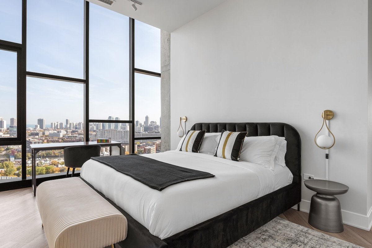 River West 3BR Penthouse Duo: Skyline Comfort gallery image 4