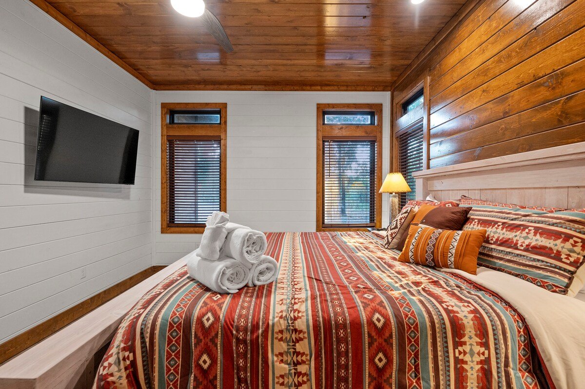 Private Mountain-View Cabin w/ Pool & Hot Tub gallery image 2