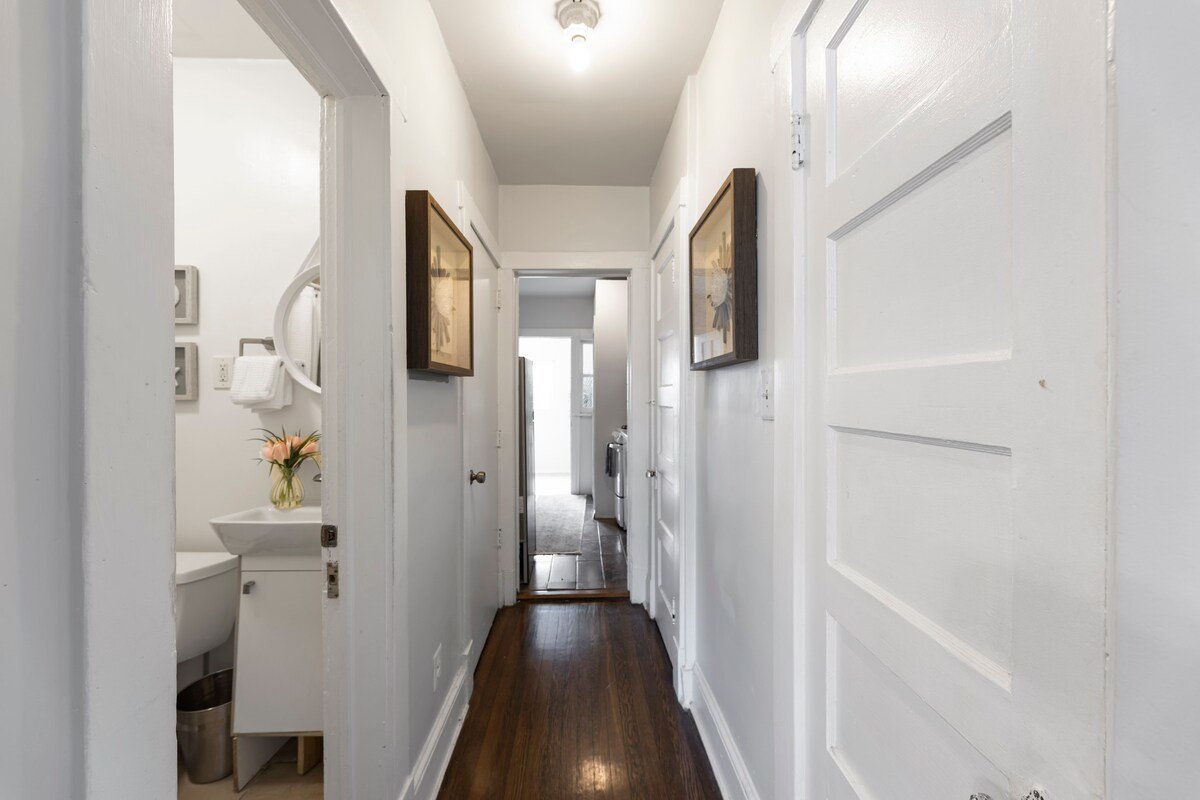 Lovely 2 BDRM pvt parking and no cleaning fee! gallery image 5