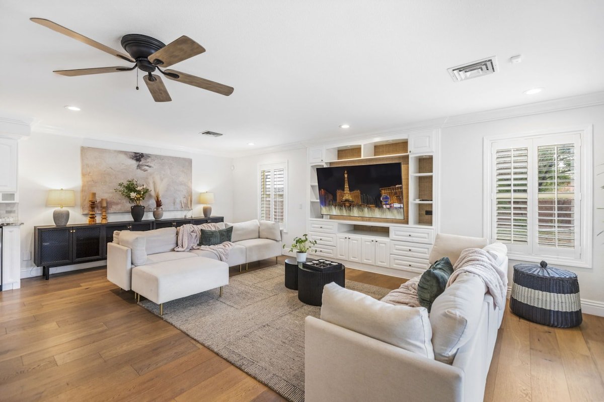 Luxe Las Vegas Villa: Pickleball & Heated Pool Fun gallery image 4