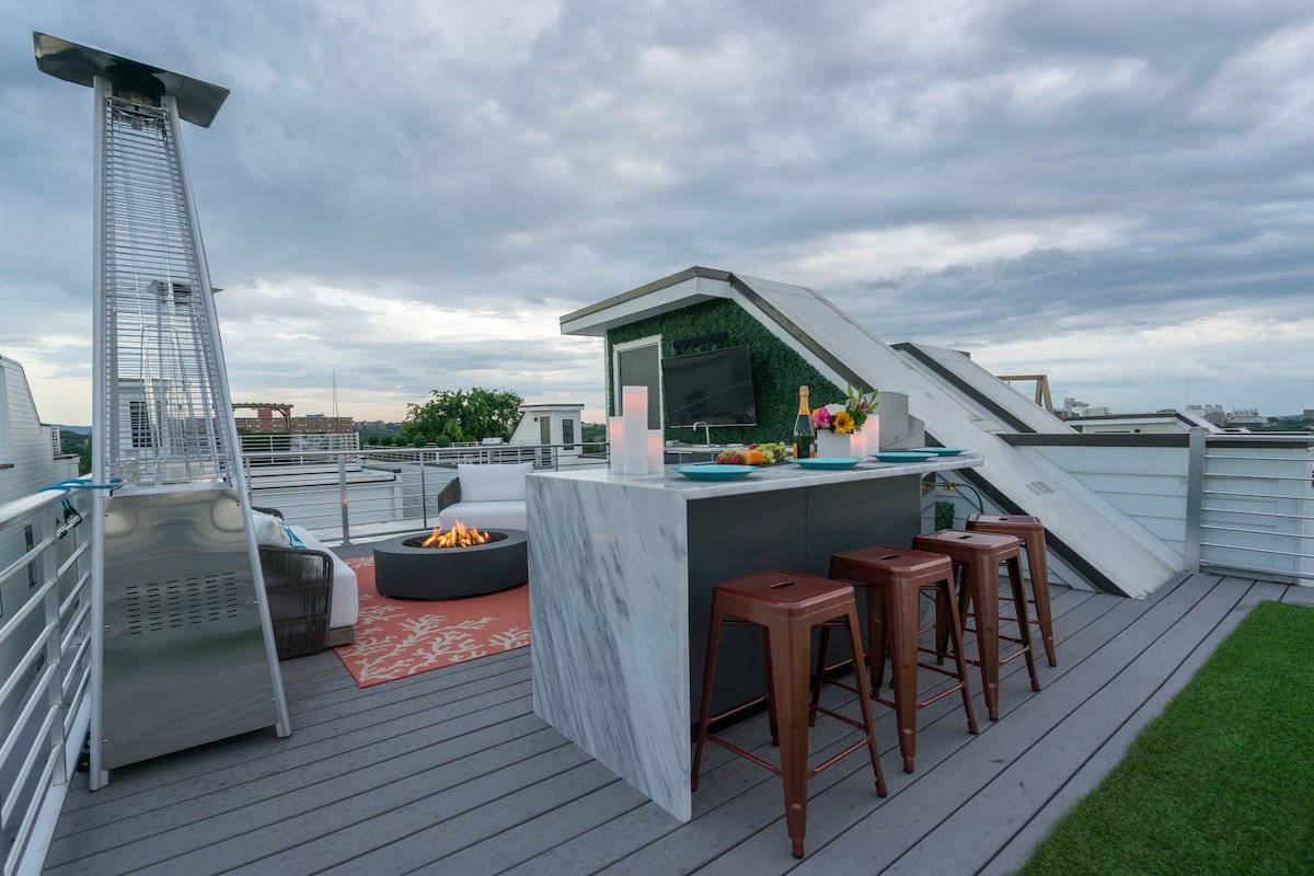 Private Rooftop, Fire Pit, & Downtown Views gallery image 4