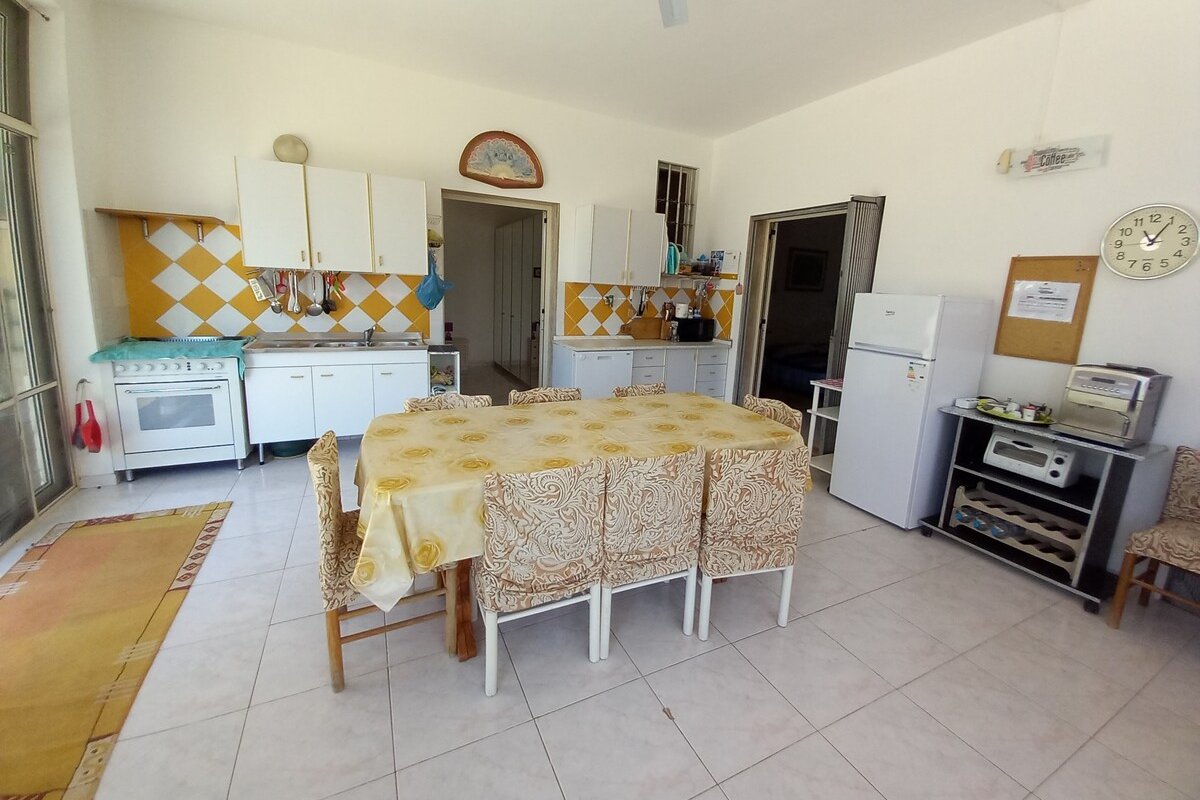 HAUS mit großem Garten und Pool für 10 Personen gallery image 3