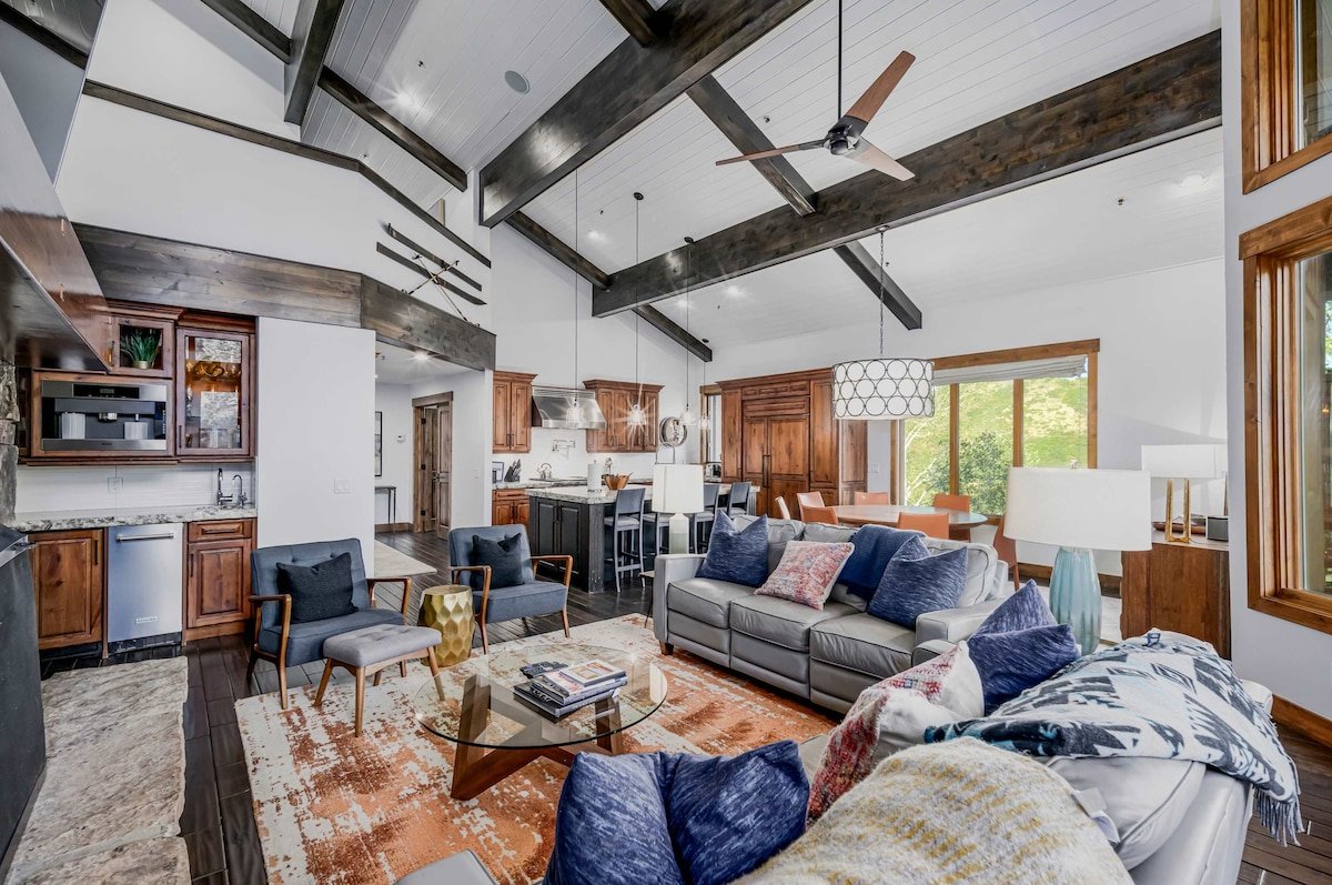 Luxury Deer Valley Ski-In/Ski-Out Gem with Hot Tub