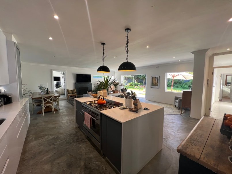 6-Sleeper home with Pool in Tokai, Cape Town. gallery image 3