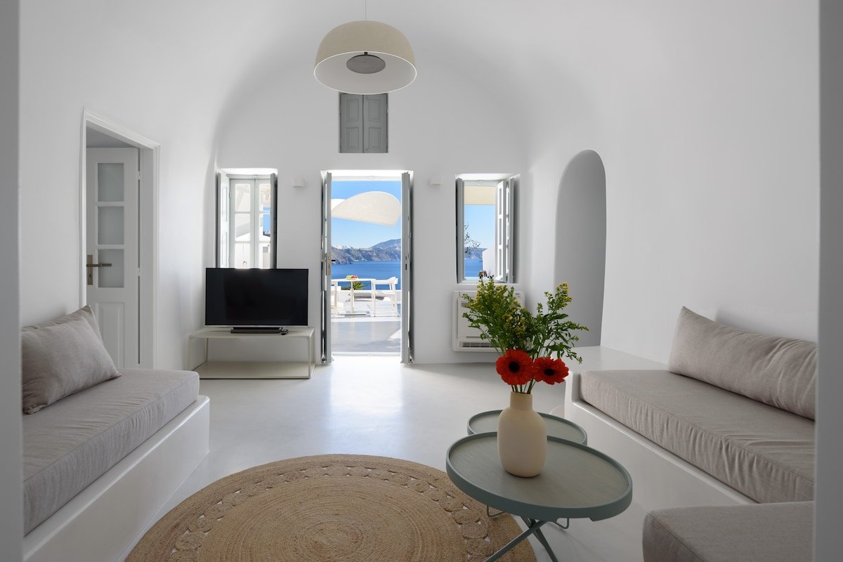 Cave Villa With Heated Plunge Pool & Caldera View gallery image 3