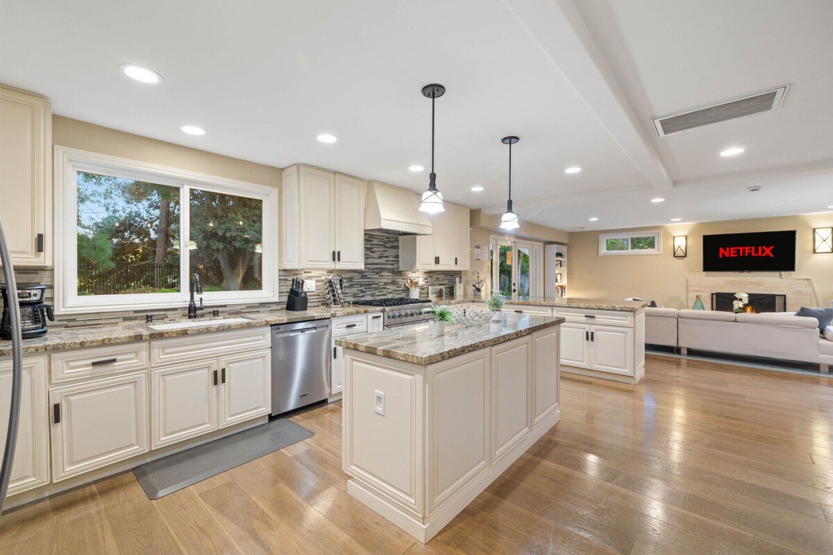 Oceanview Luxe Retreat | Rooftop Patio Heated Pool gallery image 4