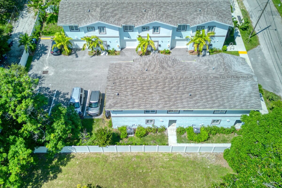 Up to 30 Guests in 3 New Townhomes in Downtown FTL gallery image 4