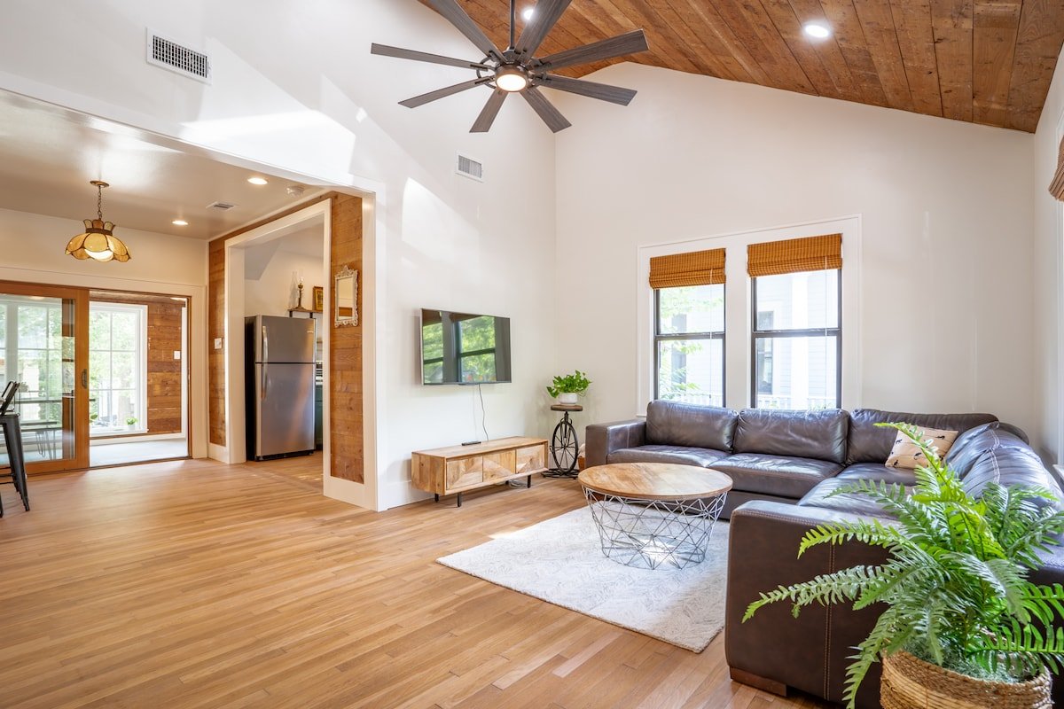 2 Houses 1 Property! Bungalow/Craftsman gallery image 3