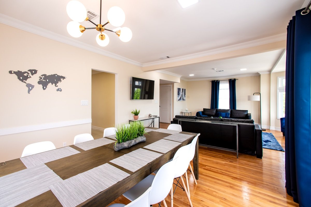 Large 4 BR, 2.5 bath, fits 16, 2min from NY train gallery image 2