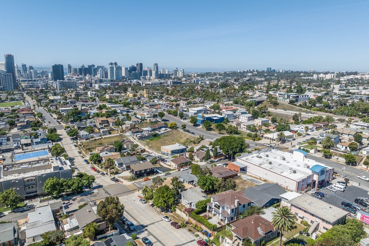 Modern Lux Home: Sleeps 12 and Close to Downtown! gallery image 3