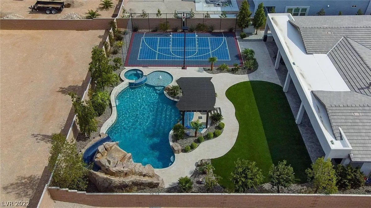 Next to Strip, Heated Pool, Hot Tub, Sports Court! gallery image 4