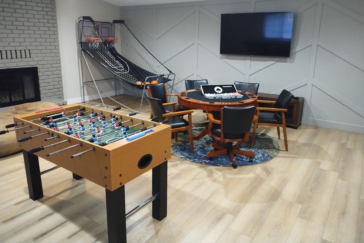 9 mins to Strip w/ Pool,Basketball,Firepit & Games gallery image 4