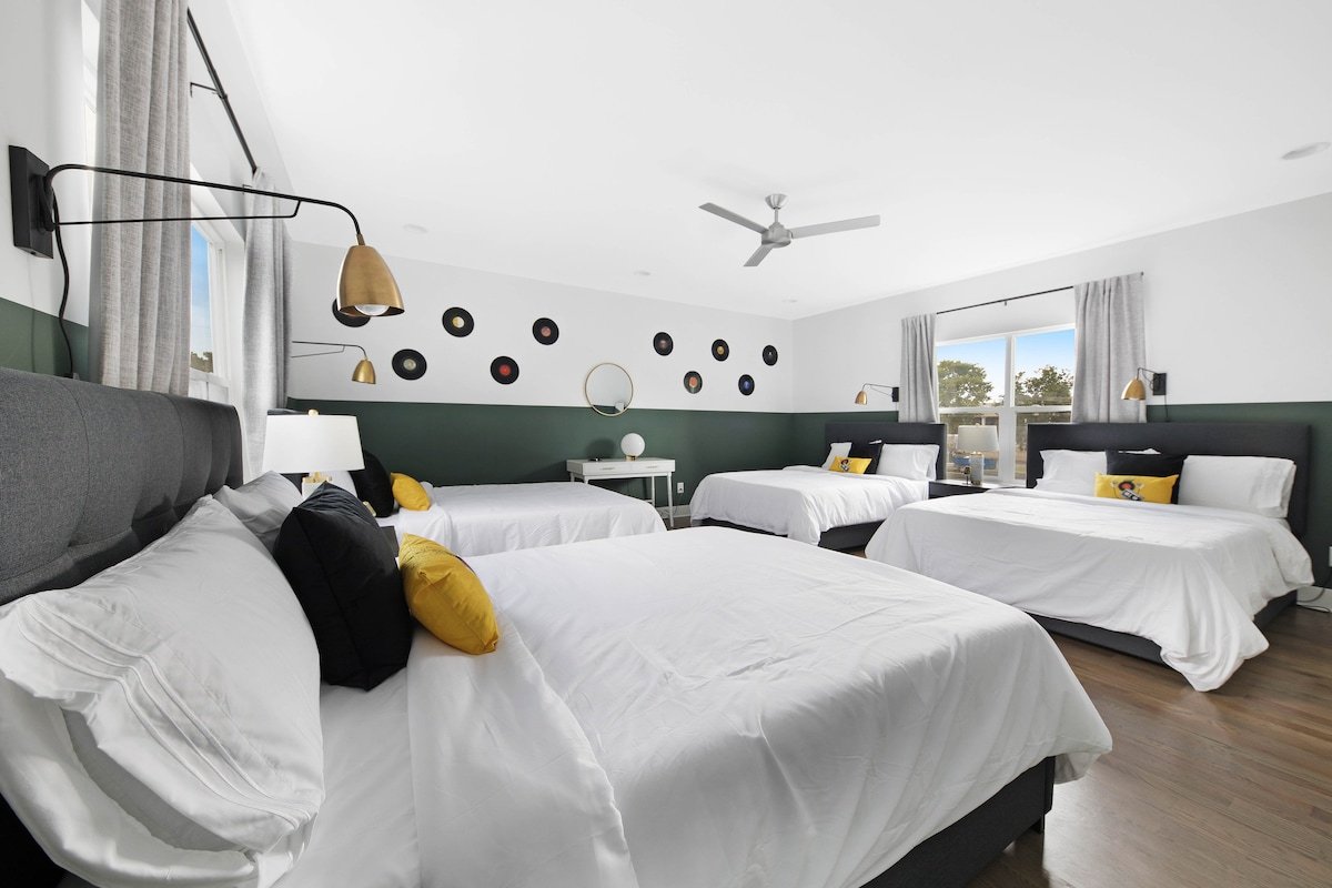 Chic Oasis 5 min to Broadway! No Bunks! 8 Q/K Beds gallery image 3