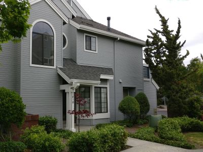 Close to Mountain View Caltrain and Google