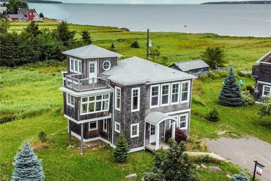 Spacious 5-Bedroom Cottage with Private beach gallery image 4