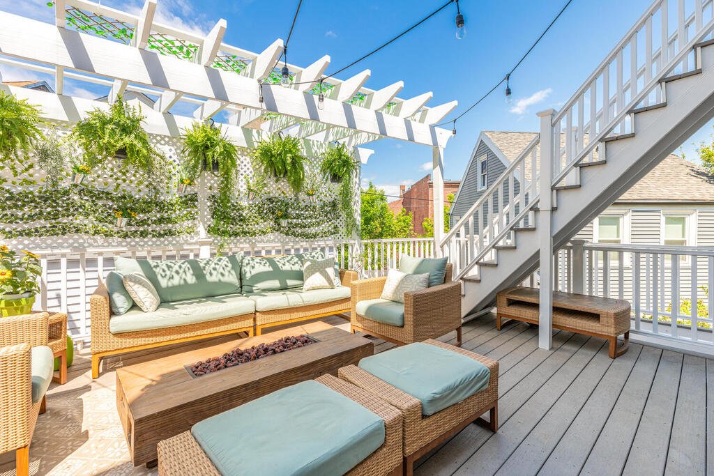 4-Bedroom/3 Bath Home with gorgeous deck gallery image 5