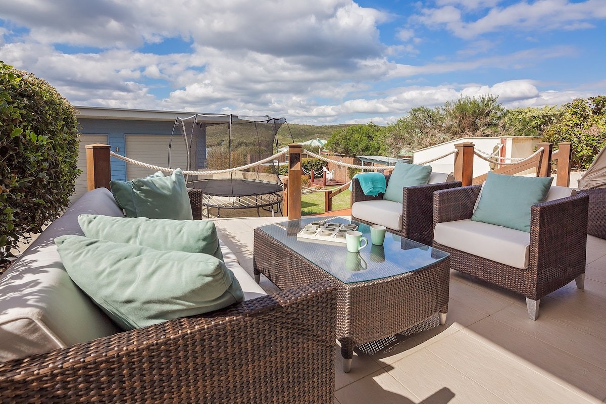 Fragrant Harbour – pool, log fire & ocean views! gallery image 3