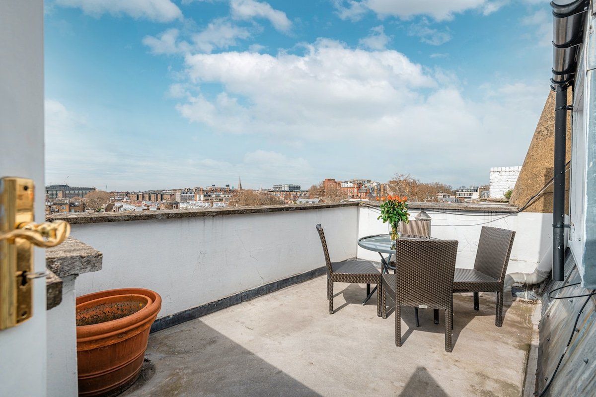 South Kensington Two Bedroom Penthouse – Balcony gallery image 4