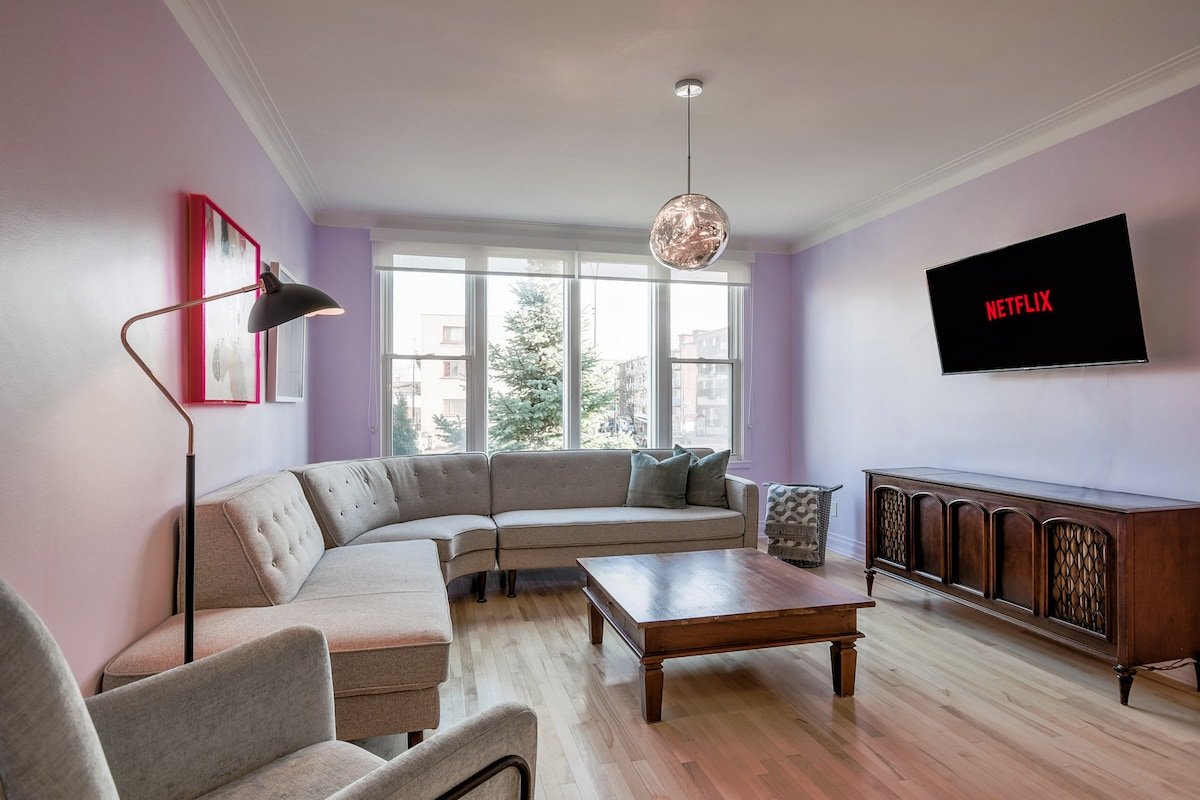 Maison De Couleur | Métro | AC | Stationnement gallery image 2