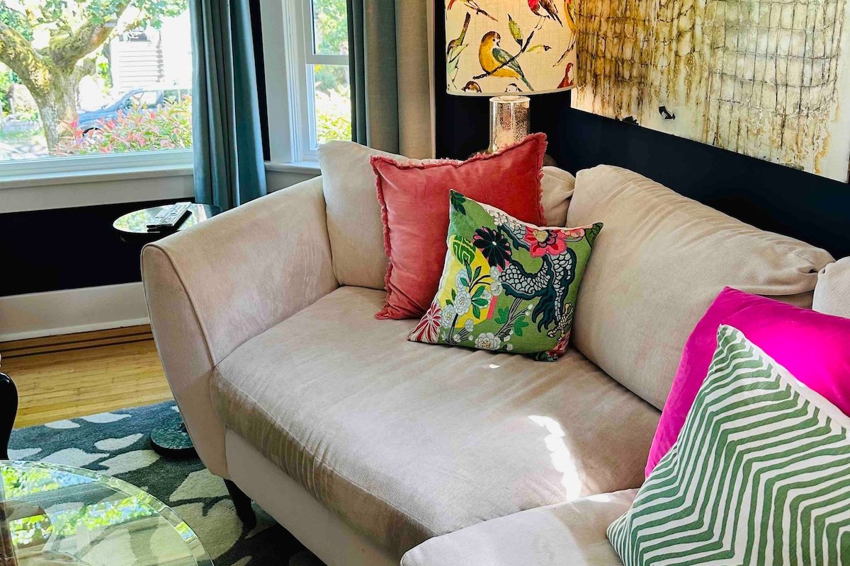 4+ bed Character Home Blocks to Beach. gallery image 4