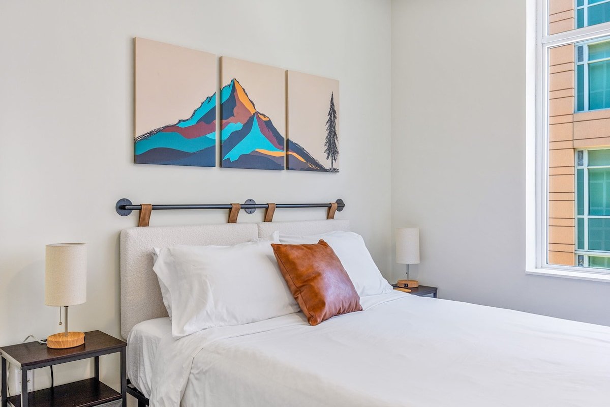 2BR 2BA- Broncos, Hot Tubs, Gym, Ball Arena! gallery image 4