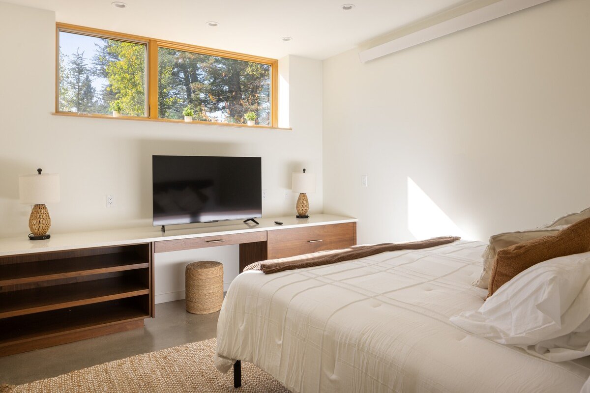 Luxury modern retreat gallery image 5