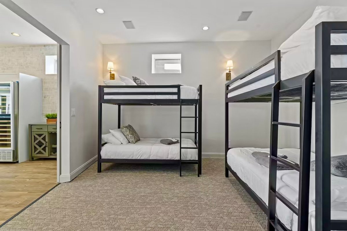 The Shaker – Huge Luxury Loft with City Views! gallery image 5