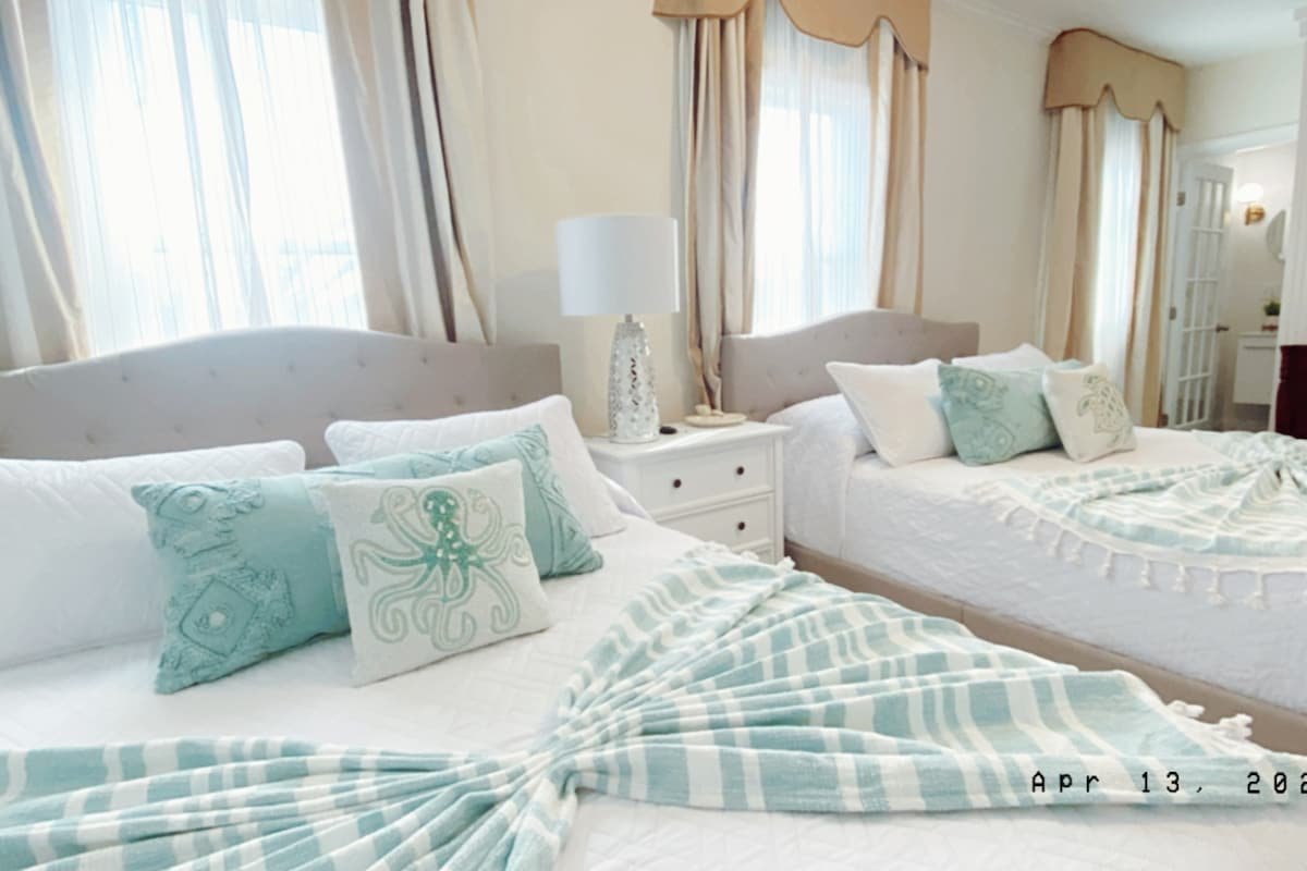 Newport Condo/ Rooftop Deck gallery image 5