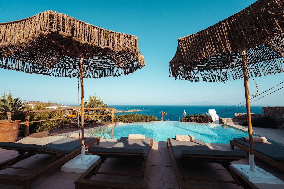 Nomade Villa 4BR over Psarou beach gallery image 3