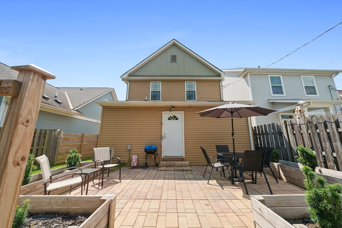 Downtown | Fenced Yard | Pet Friendly gallery image 4